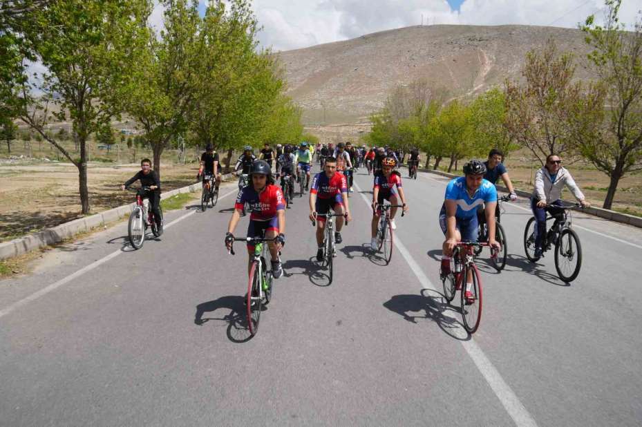 Niğde’nin tarihi rotasında yüzlerce sporcu pedal çevirdi