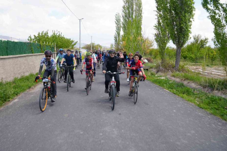 Niğde’nin tarihi rotasında yüzlerce sporcu pedal çevirdi