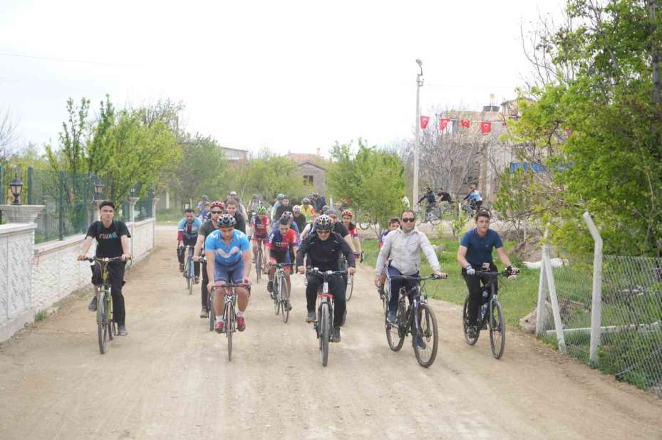Niğde’nin tarihi rotasında yüzlerce sporcu pedal çevirdi