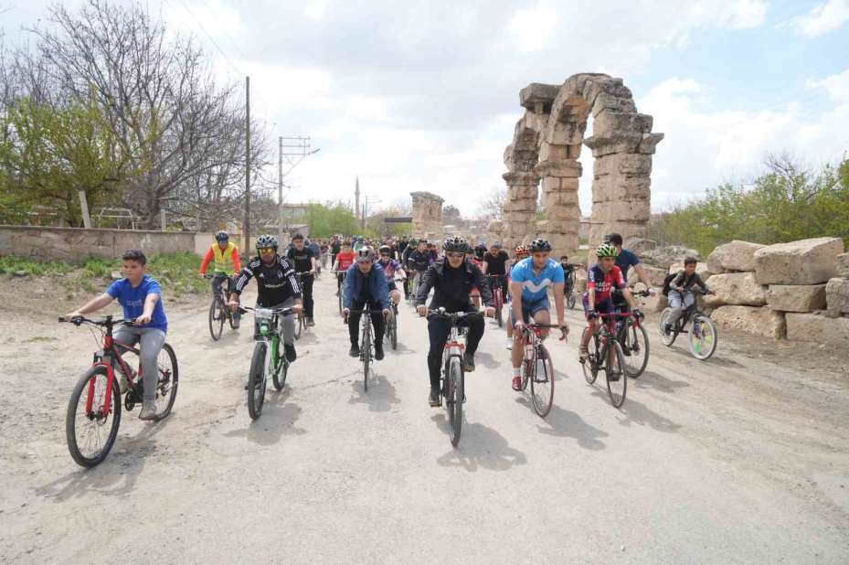 Niğde’nin tarihi rotasında yüzlerce sporcu pedal çevirdi