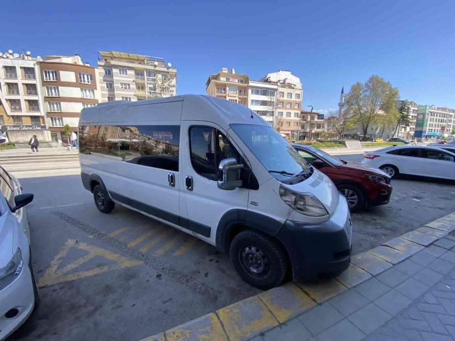 Otobüs duraklarını otoparka çevirdiler
