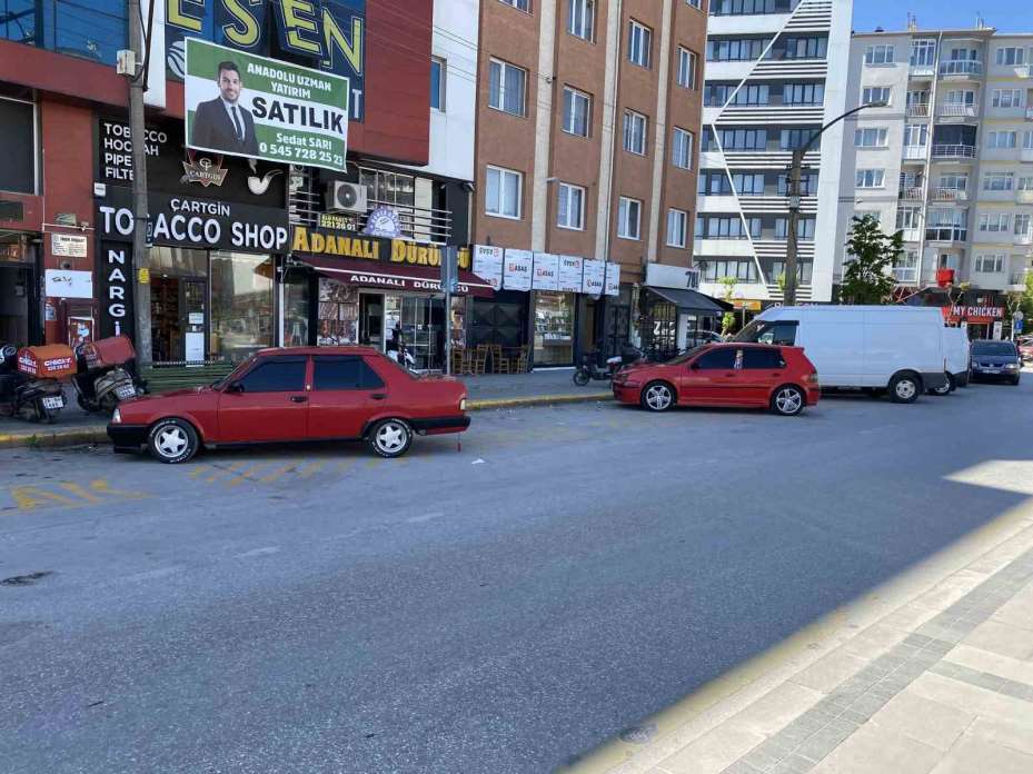 Otobüs duraklarını otoparka çevirdiler