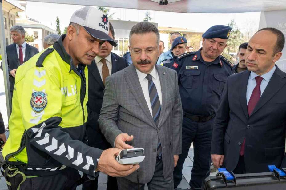 Vali Aksoy, polis ekiplerince kurulan stantları ziyaret etti