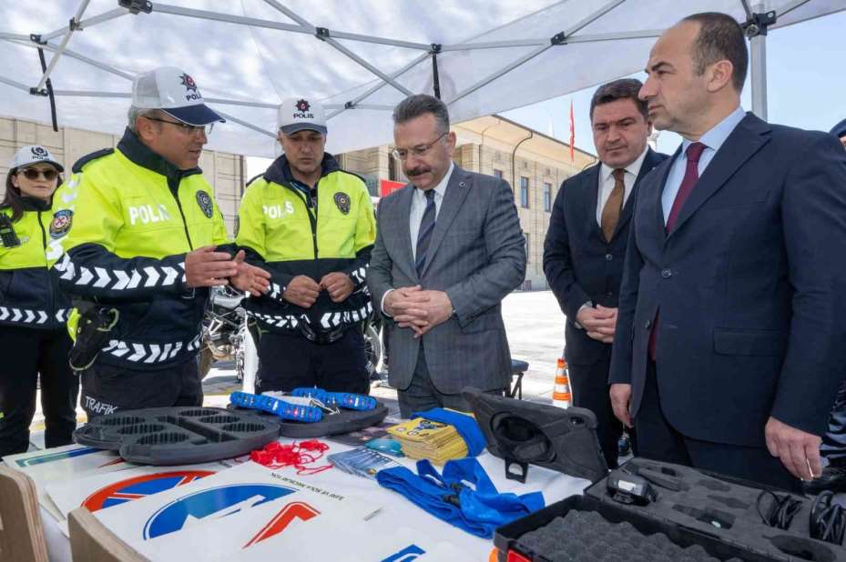 Vali Aksoy, polis ekiplerince kurulan stantları ziyaret etti