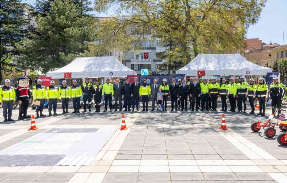 Vali Aksoy, polis ekiplerince kurulan stantları ziyaret etti