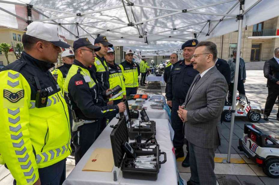 Vali Aksoy, polis ekiplerince kurulan stantları ziyaret etti