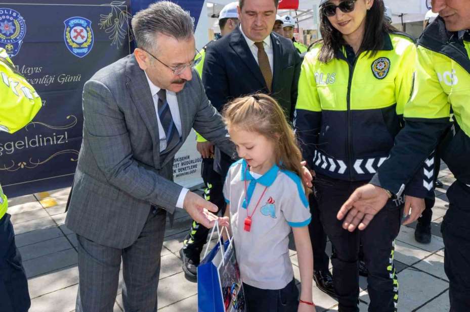 Vali Aksoy, polis ekiplerince kurulan stantları ziyaret etti