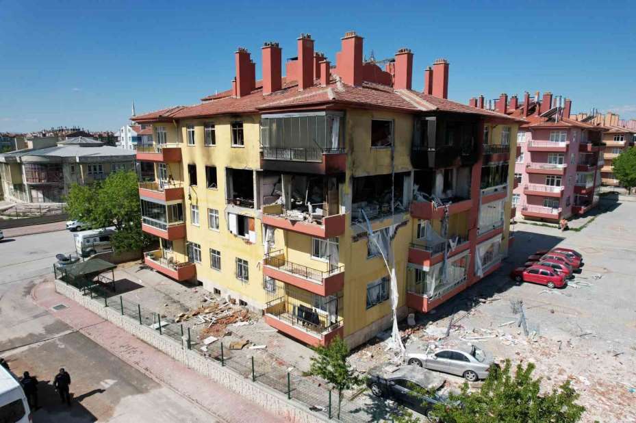 Apartmandaki doğal gaz patlaması saniye saniye kamerada