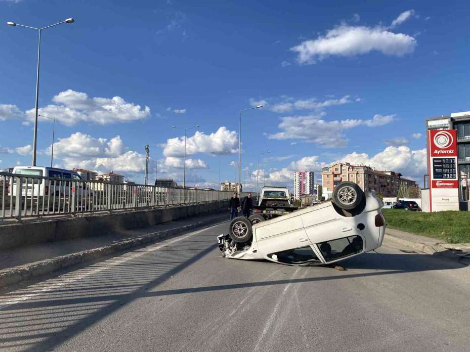 Sivas’ta otomobil devrildi: 3 yaralı