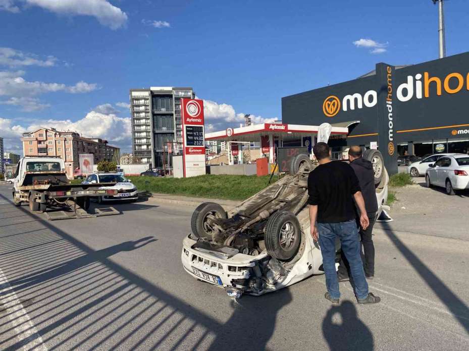 Sivas’ta otomobil devrildi: 3 yaralı