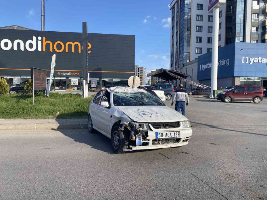 Sivas’ta otomobil devrildi: 3 yaralı