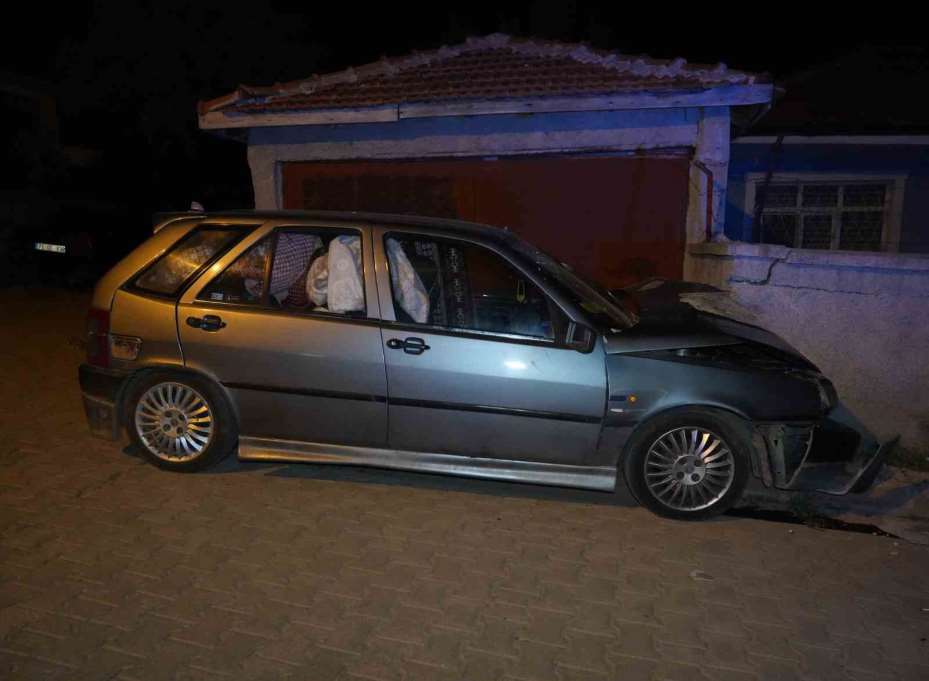Kırıkkale’de otomobil bahçe duvarına çarptı: 3 yaralı