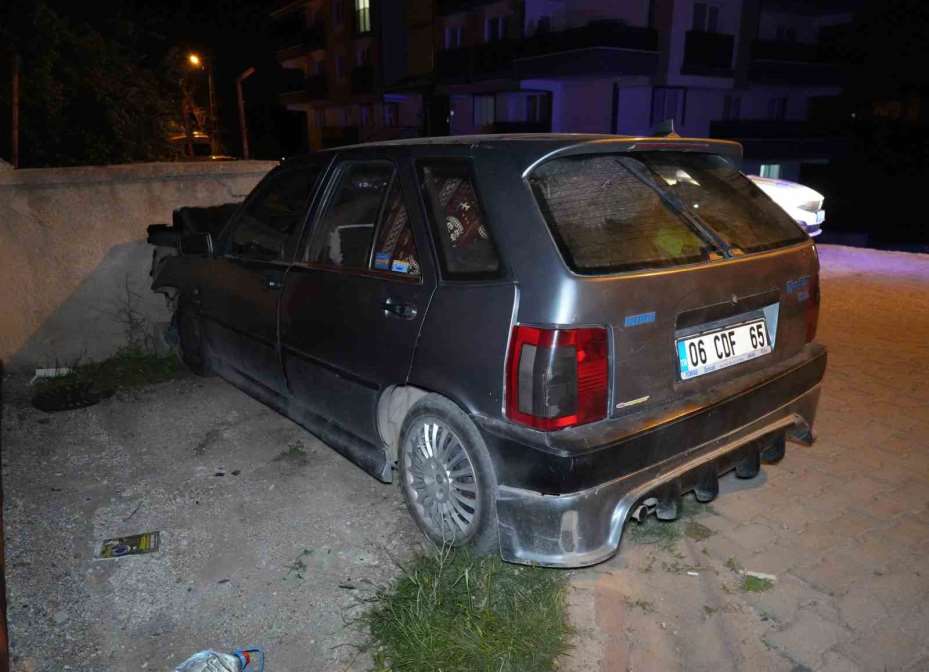 Kırıkkale’de otomobil bahçe duvarına çarptı: 3 yaralı