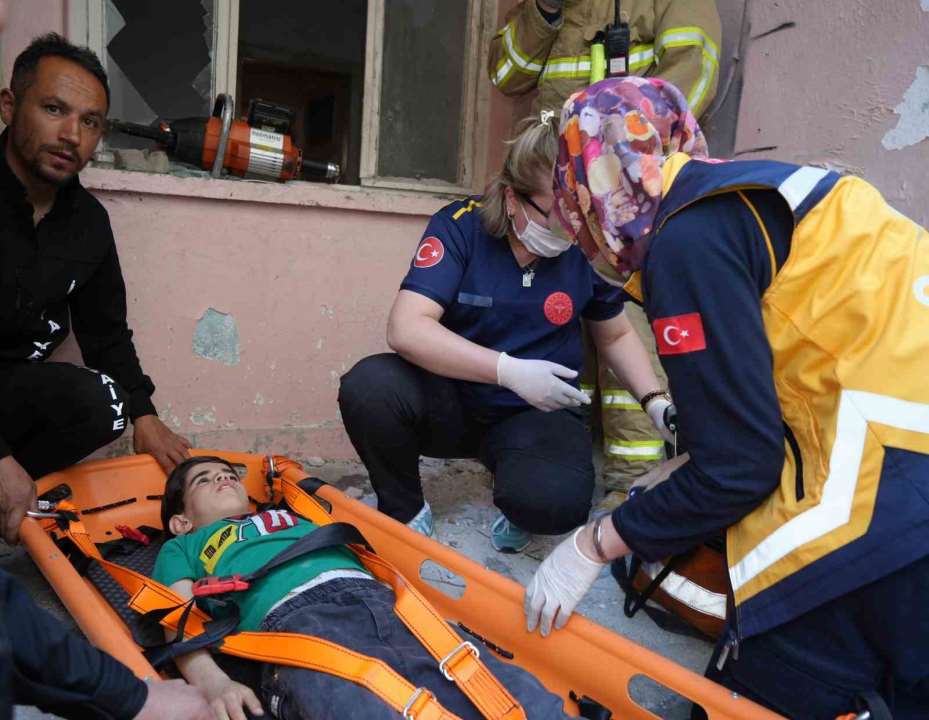 Habersiz tatbikat yapıldı, herkes gerçek sandı: Enkazda çocuk olduğunu düşünen mahalleli endişelendi