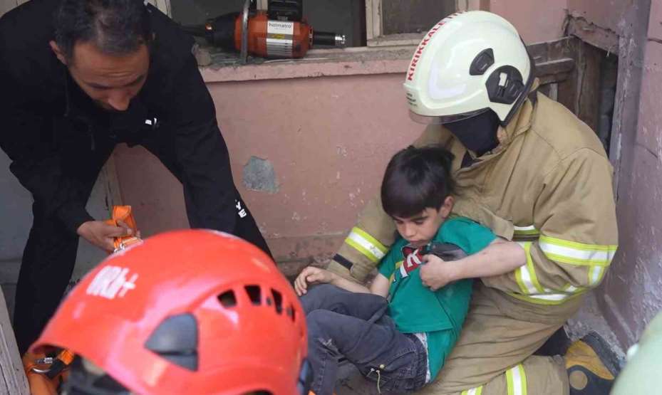 Habersiz tatbikat yapıldı, herkes gerçek sandı: Enkazda çocuk olduğunu düşünen mahalleli endişelendi