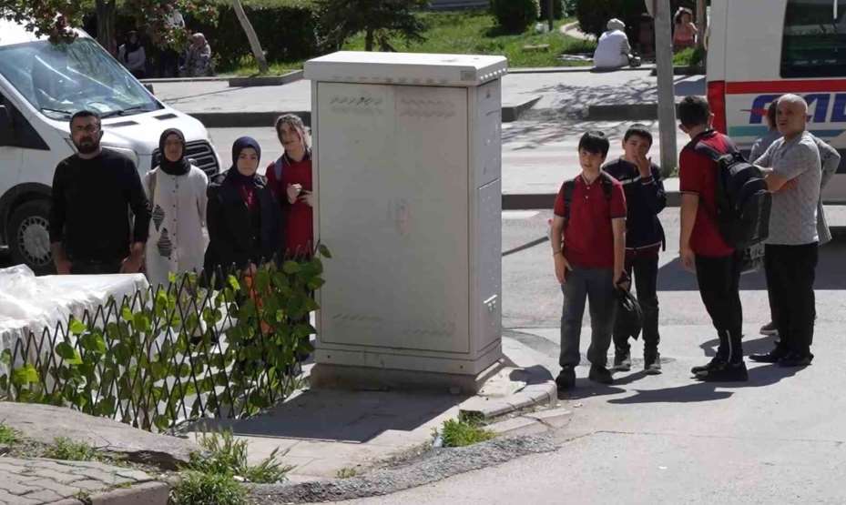 Habersiz tatbikat yapıldı, herkes gerçek sandı: Enkazda çocuk olduğunu düşünen mahalleli endişelendi