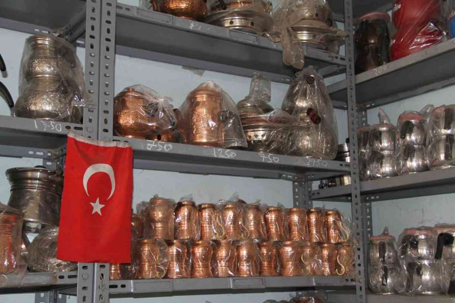 72 yıllık bakır ustasının mesleğini oğlu yaşatıyor