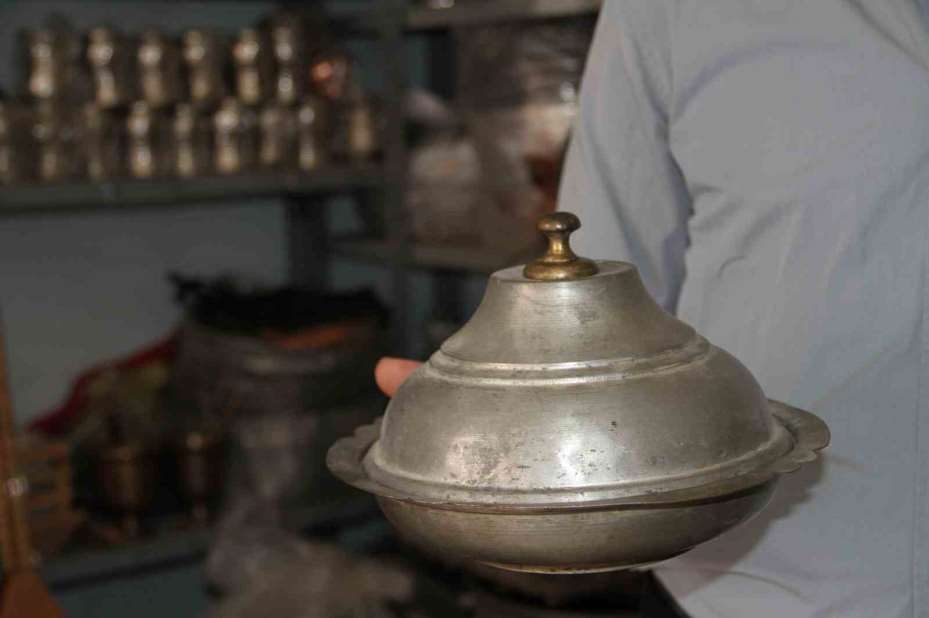 72 yıllık bakır ustasının mesleğini oğlu yaşatıyor