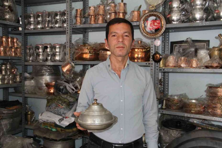 72 yıllık bakır ustasının mesleğini oğlu yaşatıyor