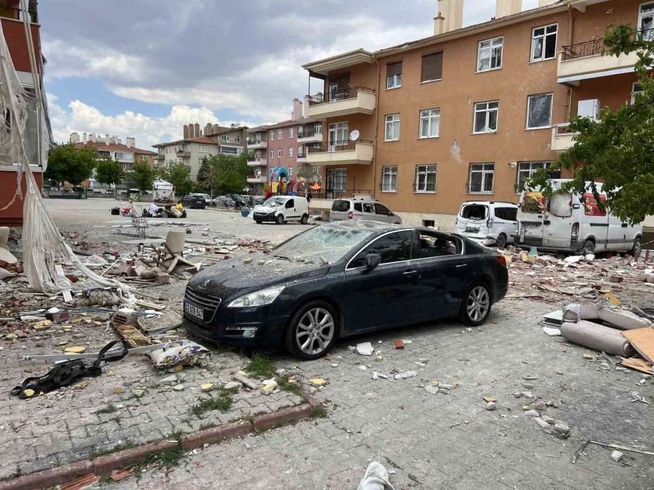 Dairesinde patlattığı doğalgaz onlarca kişiyi evsiz bıraktı