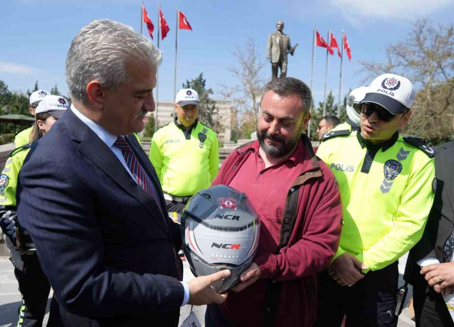 Kırıkkale’de motosiklet sürücülerine kask hediye edildi