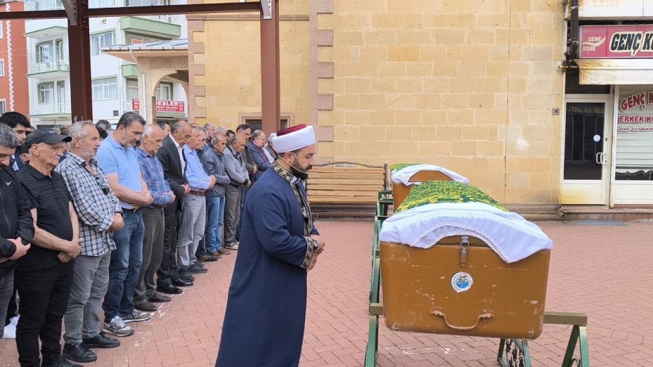 Kazada ölen 2 kardeş toprağa verildi