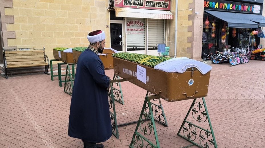 Kazada ölen 2 kardeş toprağa verildi