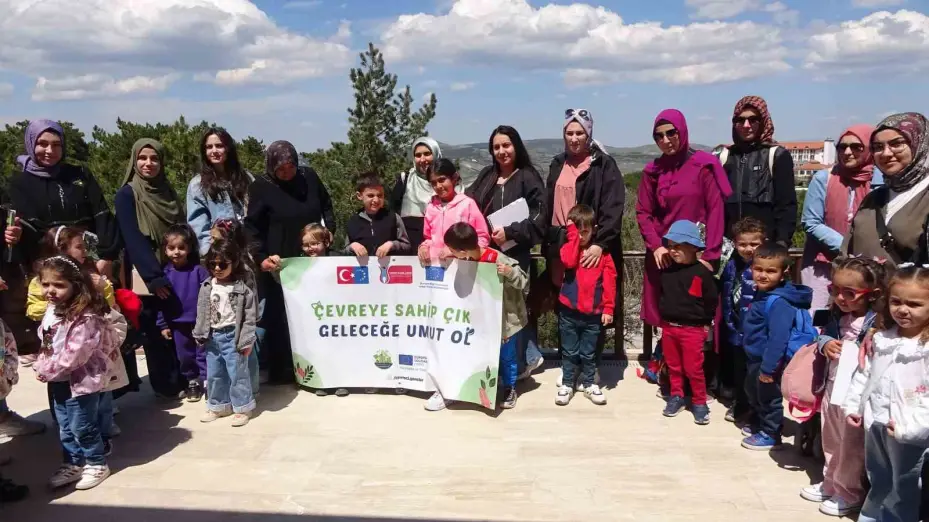 Minikler hem doğada çöp topladı hem de anneleri için bez çanta boyadı