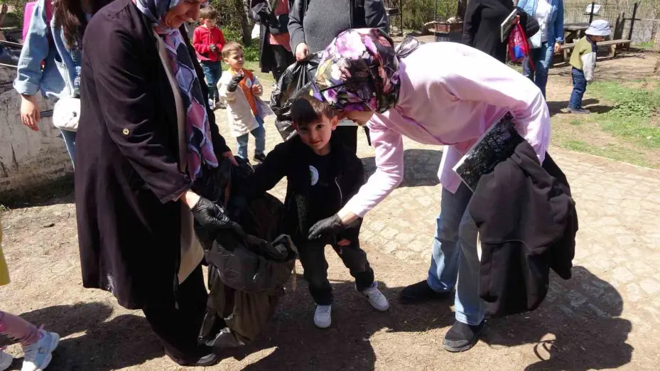 Minikler hem doğada çöp topladı hem de anneleri için bez çanta boyadı