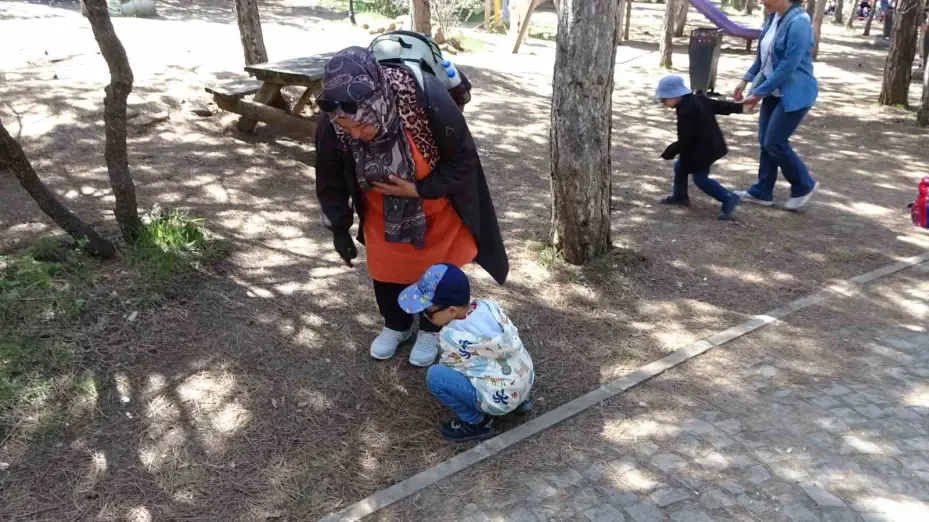 Minikler hem doğada çöp topladı hem de anneleri için bez çanta boyadı
