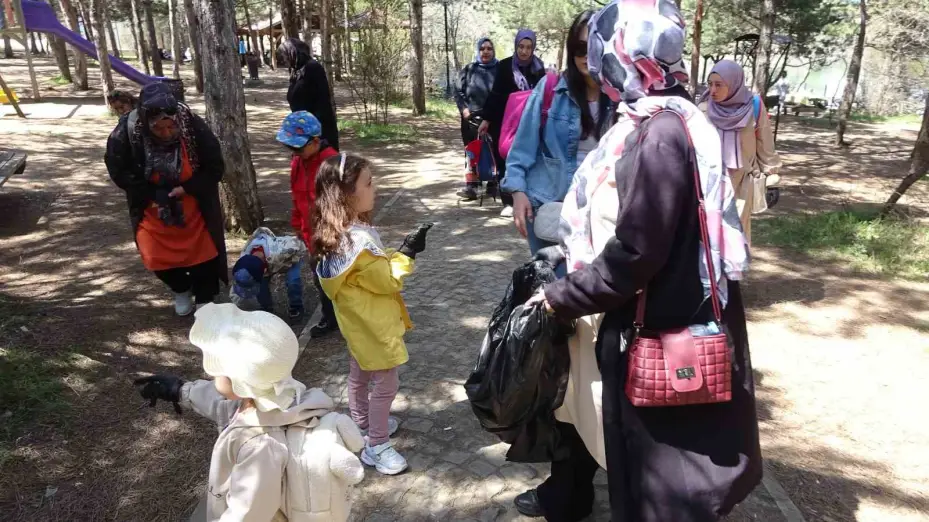 Minikler hem doğada çöp topladı hem de anneleri için bez çanta boyadı