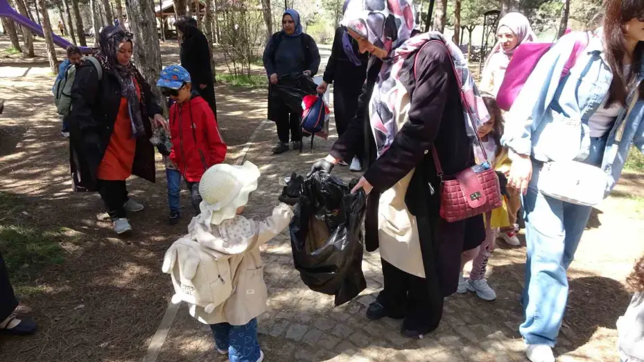 Minikler hem doğada çöp topladı hem de anneleri için bez çanta boyadı