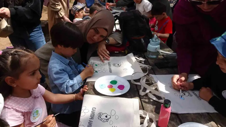 Minikler hem doğada çöp topladı hem de anneleri için bez çanta boyadı