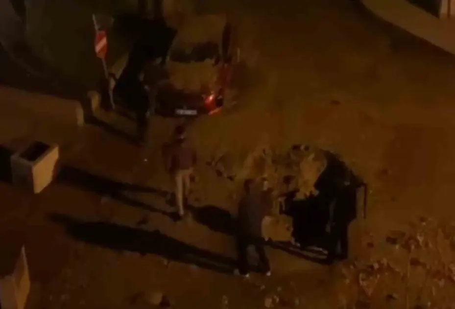 Tazyikli su asfaltı patlattı: İki araçta hasar oluştu