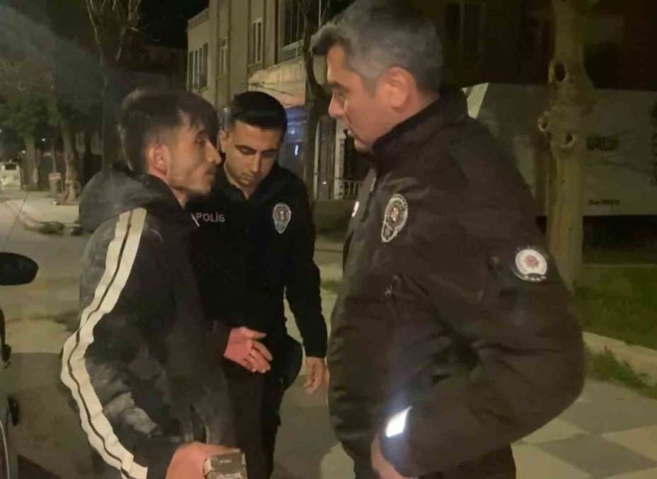 Virajı alamayan motosiklet kaldırıma çarptı: 2 yaralı