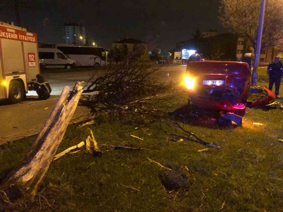 Kayseri’de otomobil ağaçlara çarpıp ters döndü: 2 yaralı