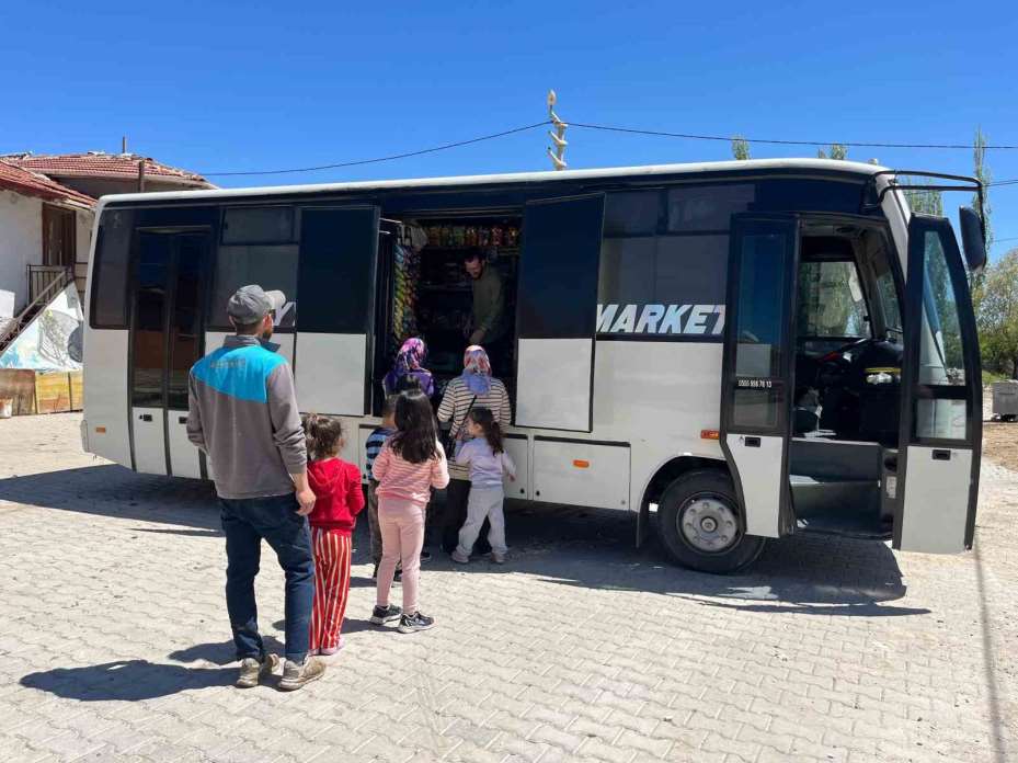 Marketini ’sırtına’ sarıp köyleri gezmeye başladı; "O olmasa aç kalırız"
