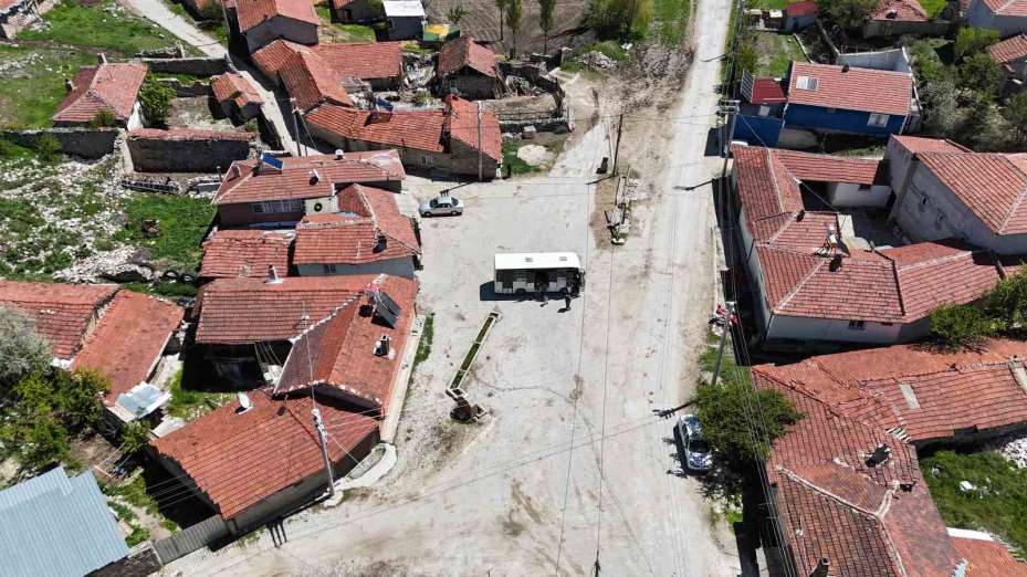 Marketini ’sırtına’ sarıp köyleri gezmeye başladı; "O olmasa aç kalırız"