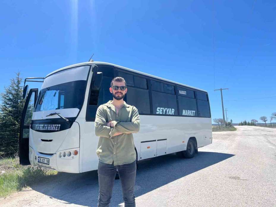 Marketini ’sırtına’ sarıp köyleri gezmeye başladı; "O olmasa aç kalırız"