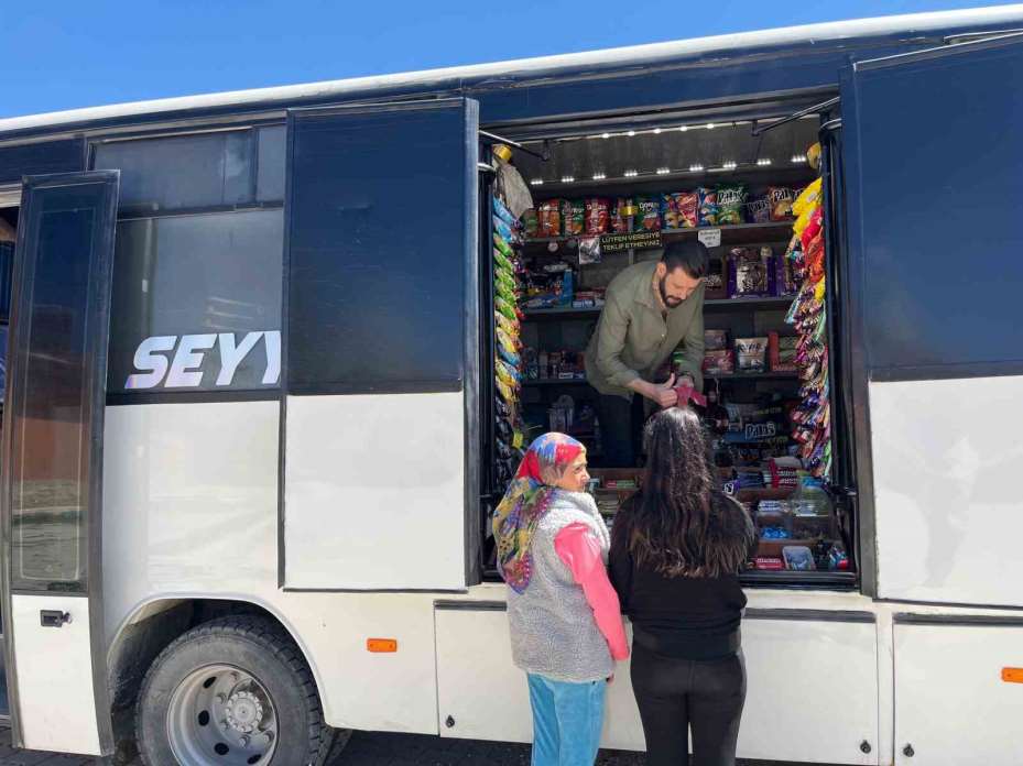 Marketini ’sırtına’ sarıp köyleri gezmeye başladı; "O olmasa aç kalırız"