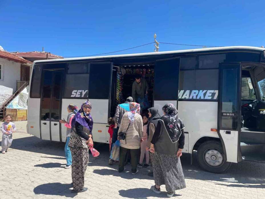 Marketini ’sırtına’ sarıp köyleri gezmeye başladı; "O olmasa aç kalırız"
