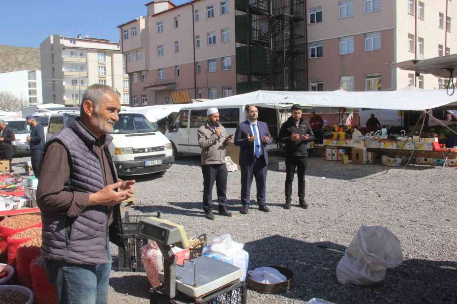 Sivas’ta semt pazarında her hafta alış-veriş dualarla başlıyor