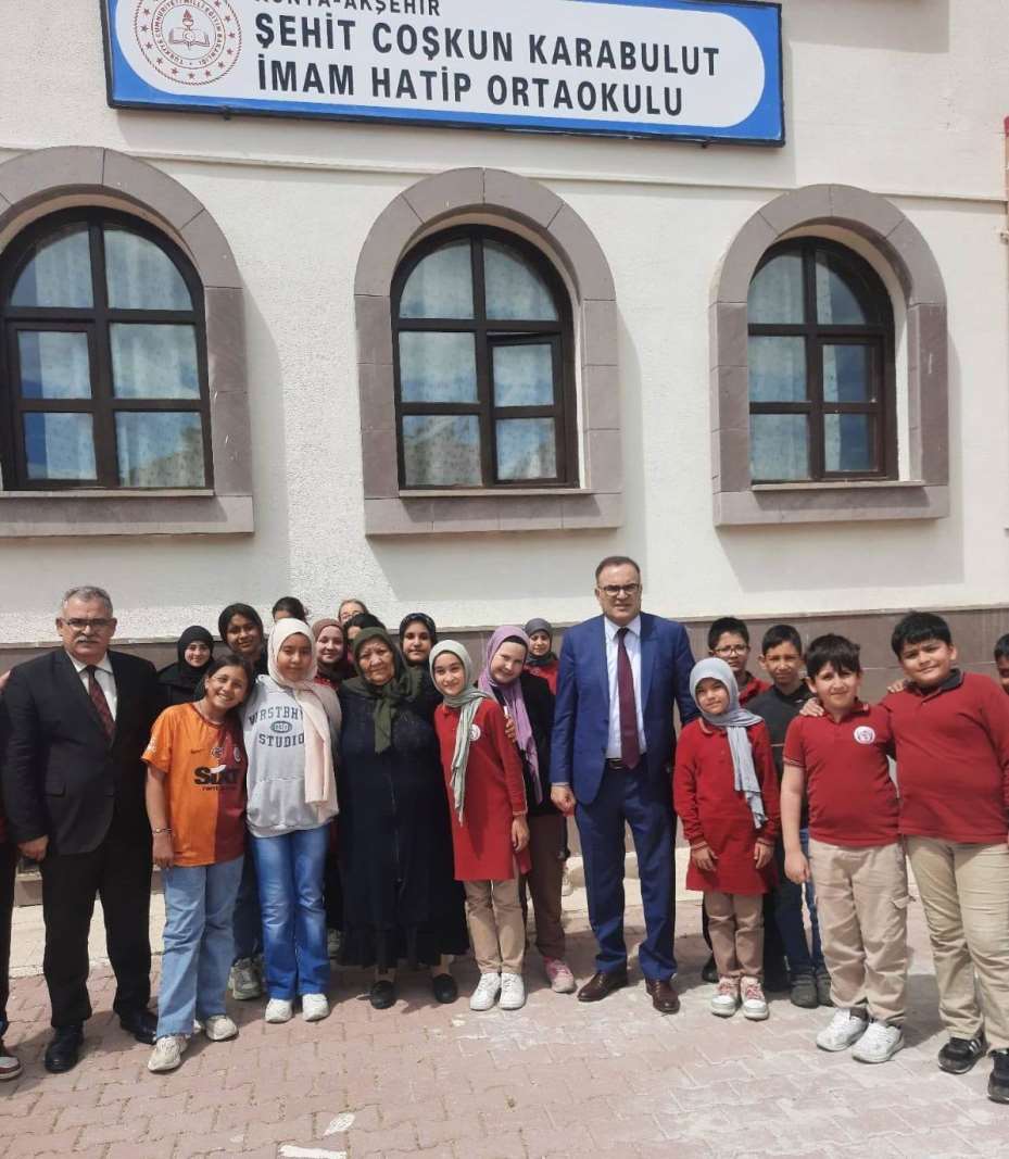 Konya’da şehit annesi oğlunun adının verildiği okulda öğrencilerle buluştu