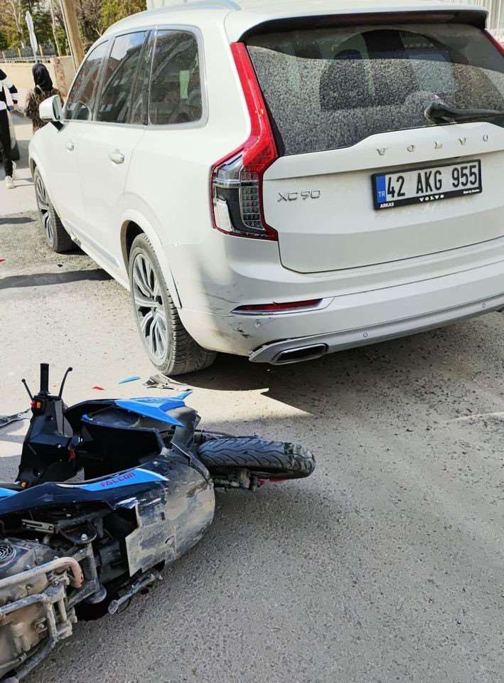 Kulu’da park halindeki cipe çarpan motosikletli yaralandı