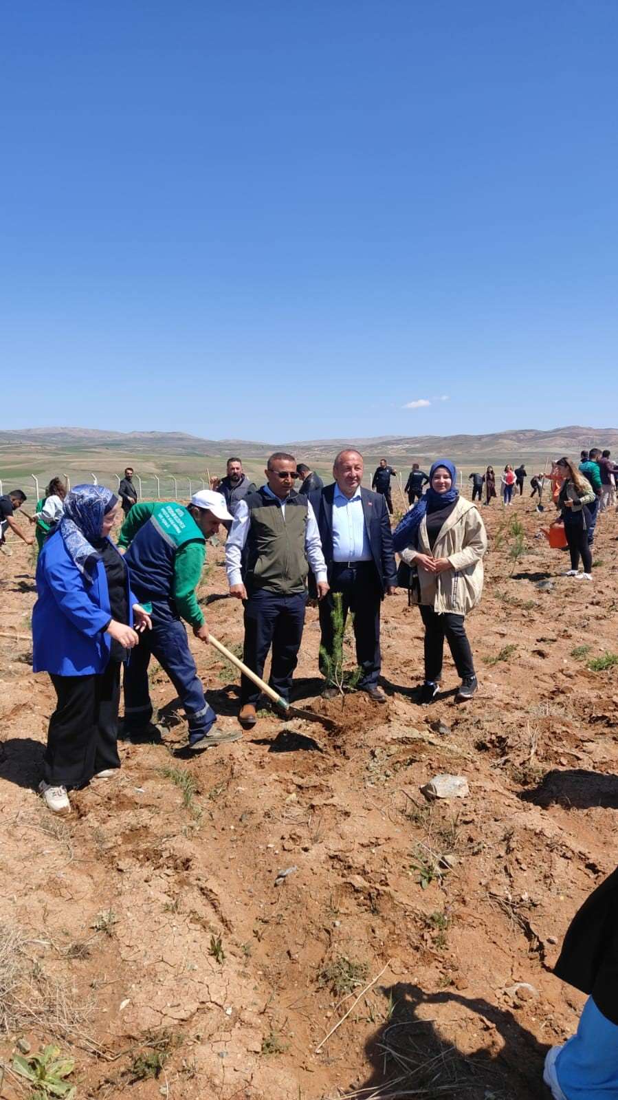 Büyükşehir, Pınarbaşı’daki eğitim yuvasına 2 bin 500 fidan dikti