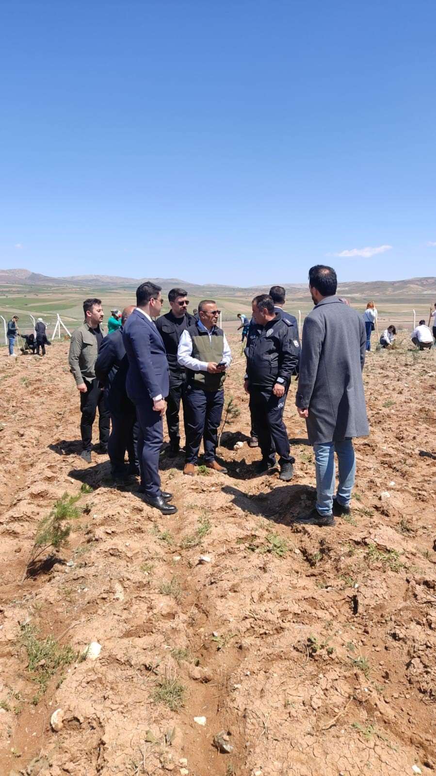Büyükşehir, Pınarbaşı’daki eğitim yuvasına 2 bin 500 fidan dikti