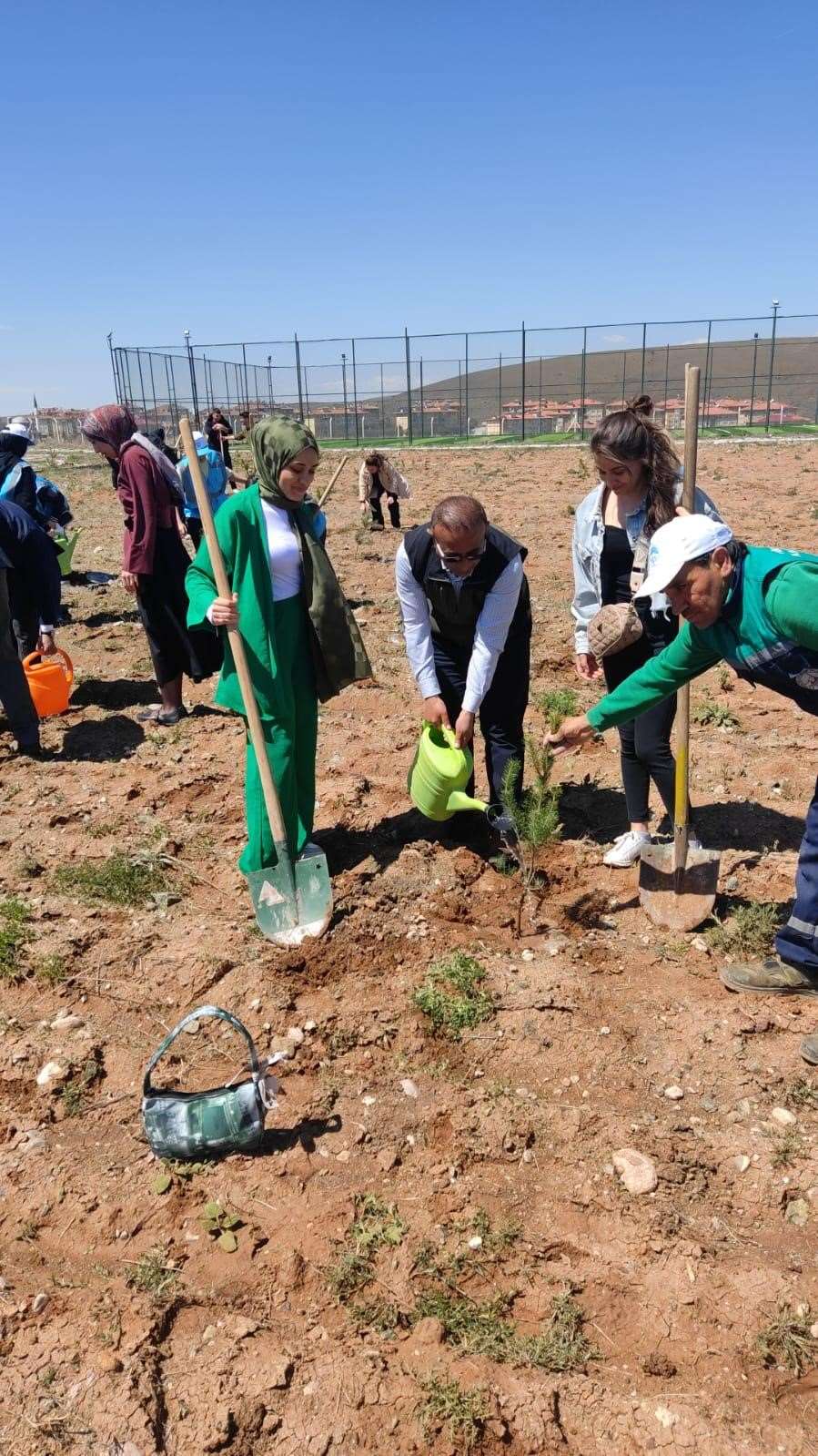 Büyükşehir, Pınarbaşı’daki eğitim yuvasına 2 bin 500 fidan dikti
