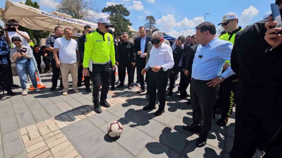 Vali Çiçek ve Büyükkılıç simülasyon gözlüğünü taktı, mesaj verdi