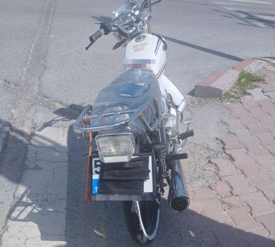 Maskeyi ağzına değil, plakaya taktı