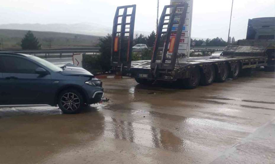 Kırıkkale’de otomobil park halindeki çekiciye çarptı: 2 yaralı